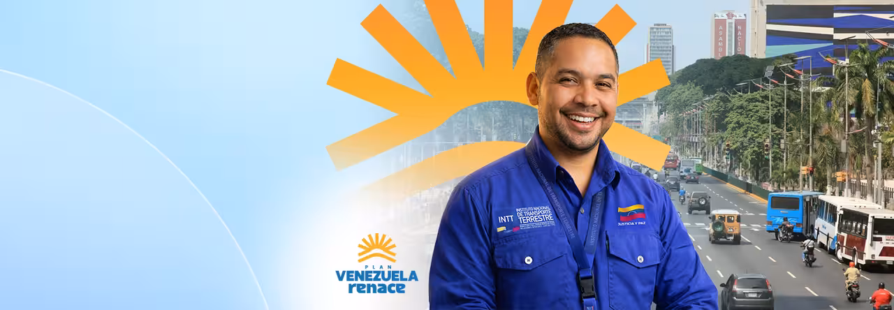Funcionario del INTT sonriente en una avenida con tráfico vehicular y transporte público