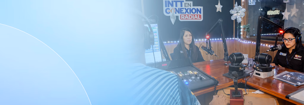 Imagen principal de la sección radial del INTT, con dos comunicadoras presentando el programa INTT en Conexión Radial desde un estudio de transmisión.