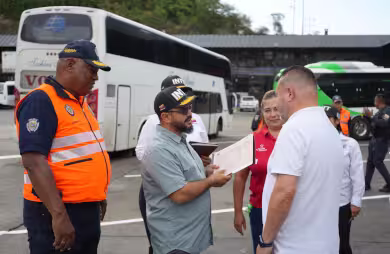 Presidente del INTT entrega certificaciones a transportistas en inspección al Terminal de Pasajeros de Puerto Cabello