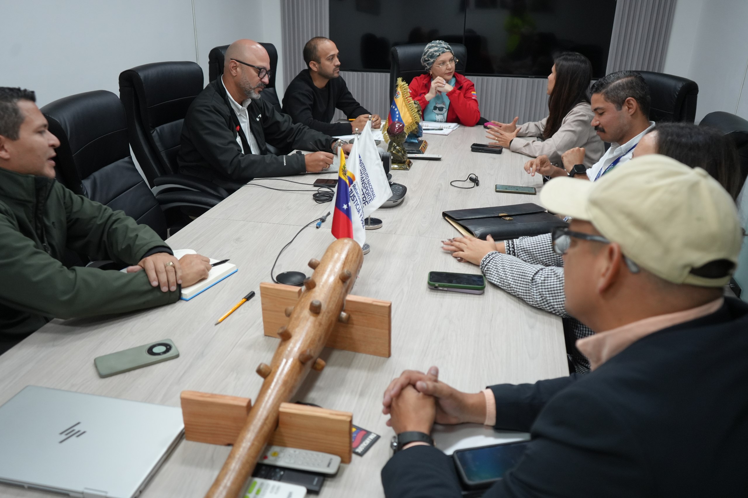 INTT impulsa articulación con el sector automotriz para optimizar trámites vehiculares
